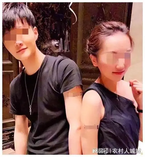 男子晒离婚妻子上别人车，穿短裙打扮精致没犹豫，全程不敢回头看